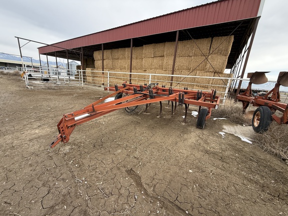 International 5500 Chisel Plow