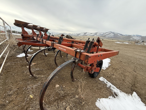 International 5500 Chisel Plow