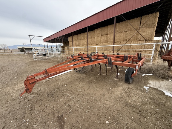 International 5500 Chisel Plow