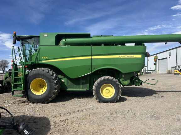 2012 John Deere S670 Combine