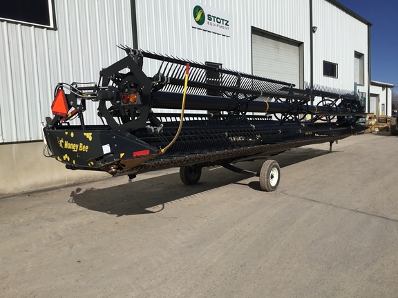 2023 Honey Bee GB36 Header Combine