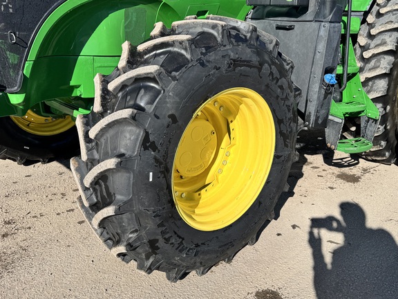 2019 John Deere 7230R Tractor