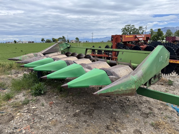 1990 John Deere 643 Header Corn Head