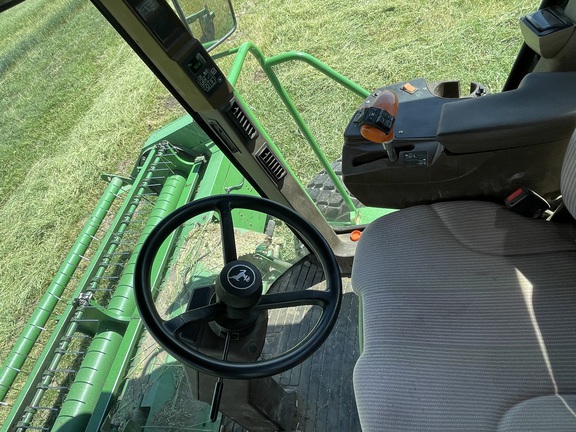2004 John Deere 4895 Windrower