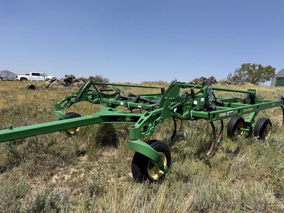 2011 John Deere 2410 Chisel Plow