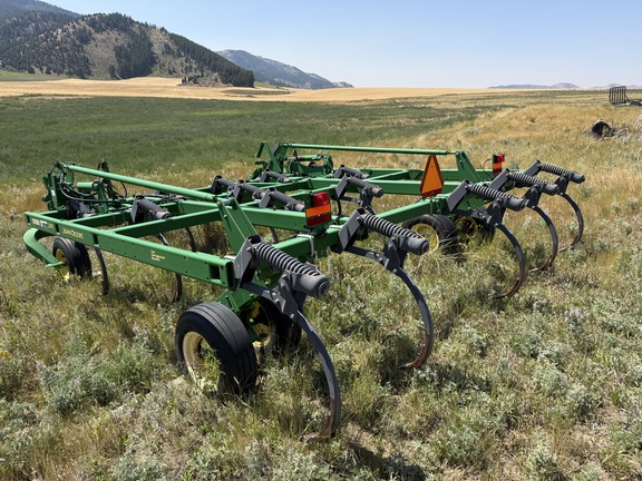 2011 John Deere 2410 Chisel Plow