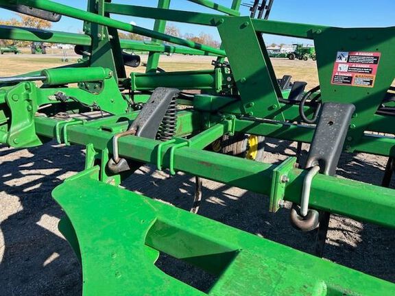 2008 John Deere 2410 Chisel Plow