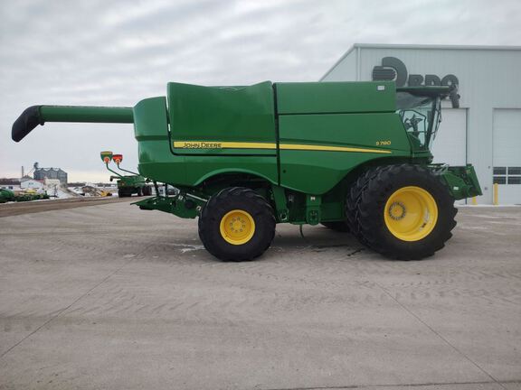 2024 John Deere S780 Combine