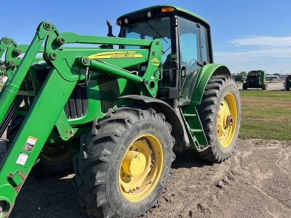 2006 John Deere 7520 Tractor