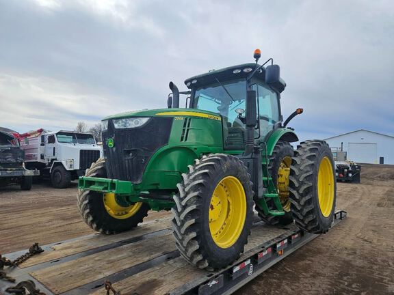 2013 John Deere 7215R Tractor