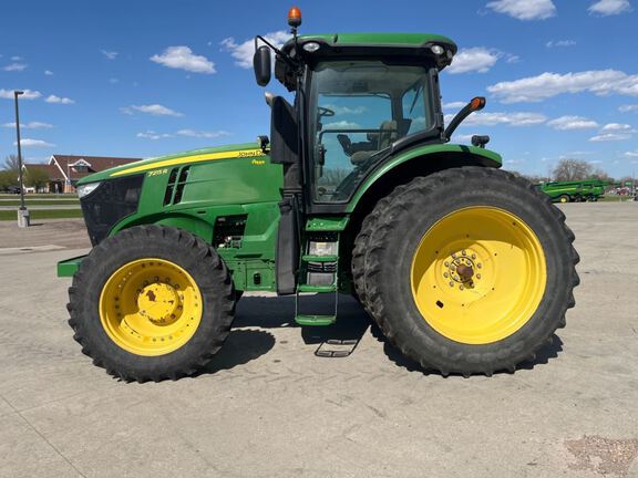 2013 John Deere 7215R Tractor