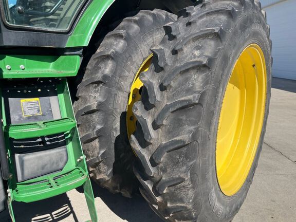 2013 John Deere 7215R Tractor