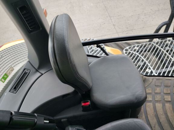 2017 AGCO MT865E Tractor Rubber Track
