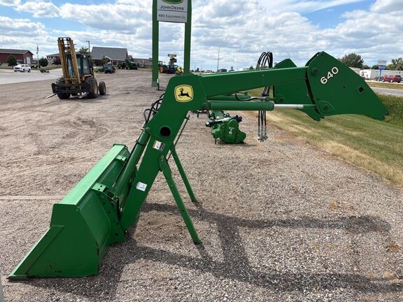 2006 John Deere 640 Loader