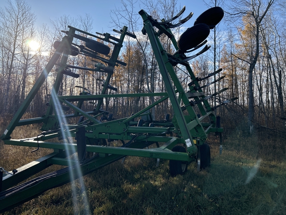 1991 John Deere 610 Chisel Plow