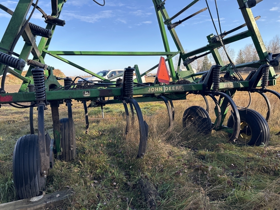 1991 John Deere 610 Chisel Plow