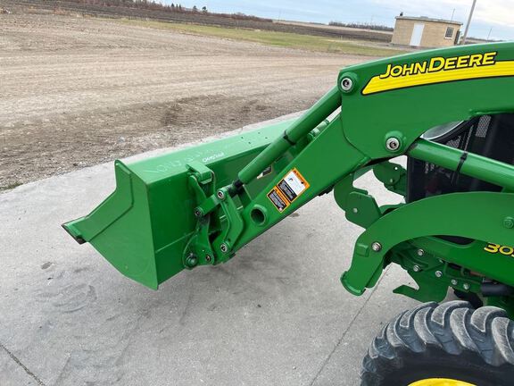 2014 John Deere 3033R Tractor Compact