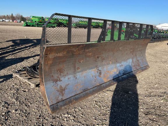 Leon 4000 BLADE Tractor Attachment