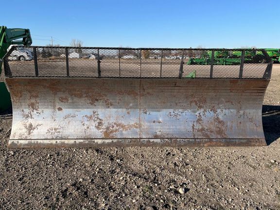 Leon 4000 BLADE Tractor Attachment