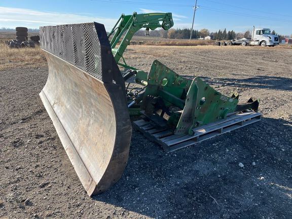 Leon 4000 BLADE Tractor Attachment