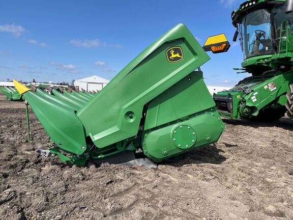 2022 John Deere C18R Header Corn Head
