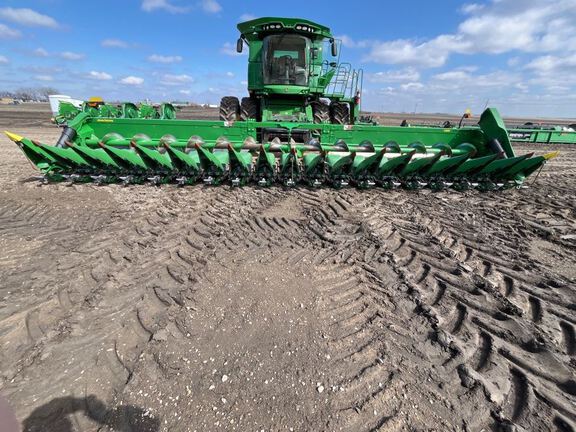 2022 John Deere C18R Header Corn Head