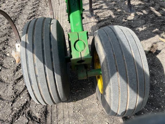 2007 John Deere 2210 Field Cultivator