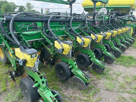 2008 John Deere DB44 Planter