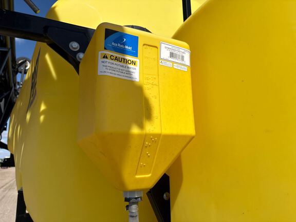 2023 Fast Distributing FS9524T Sprayer/High Clearance