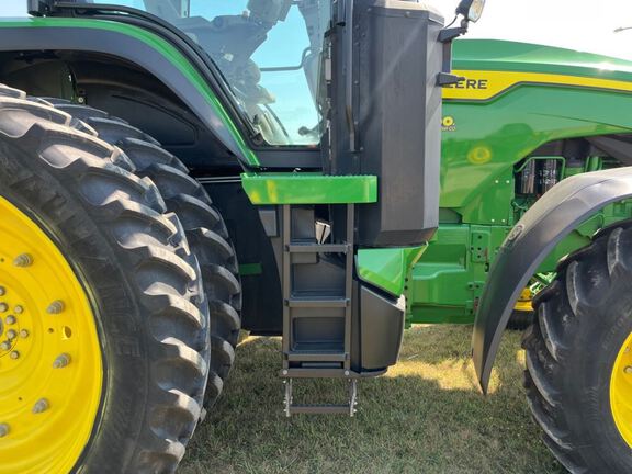 2023 John Deere 8R 250 Tractor