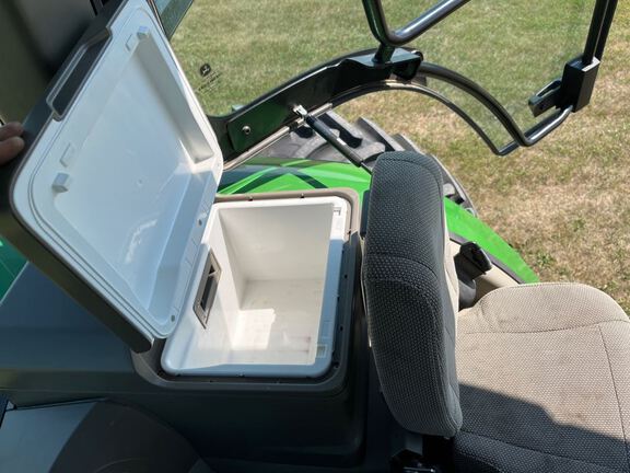 2023 John Deere 8R 250 Tractor