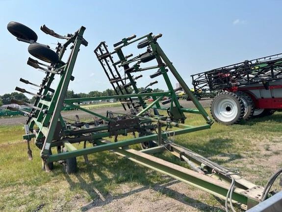 1993 John Deere 610 Chisel Plow