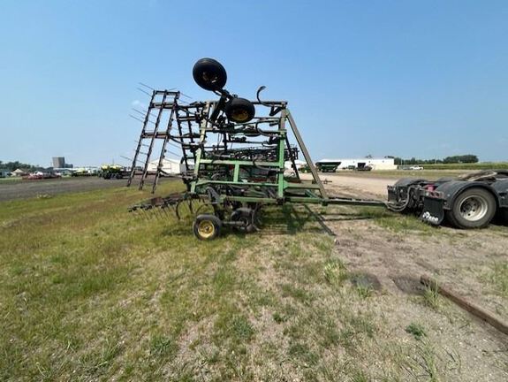 1993 John Deere 610 Chisel Plow
