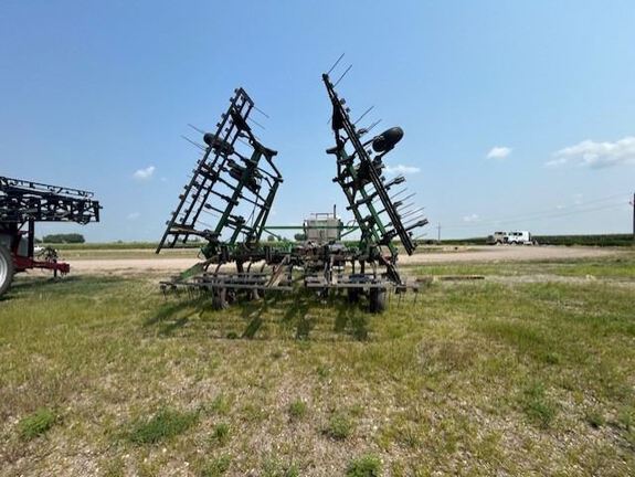 1993 John Deere 610 Chisel Plow