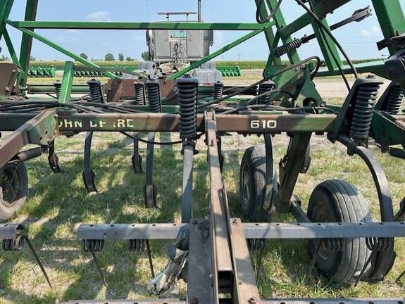 1993 John Deere 610 Chisel Plow