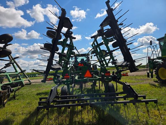 2013 John Deere 2410 Chisel Plow