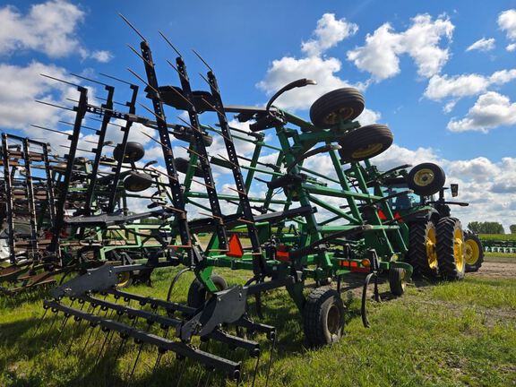 2013 John Deere 2410 Chisel Plow