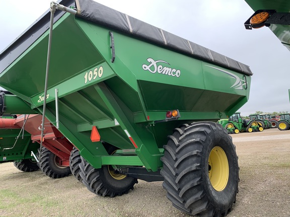 2011 Demco 1050 Grain Cart