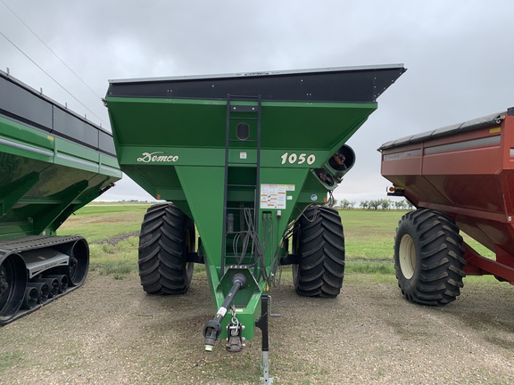 2011 Demco 1050 Grain Cart