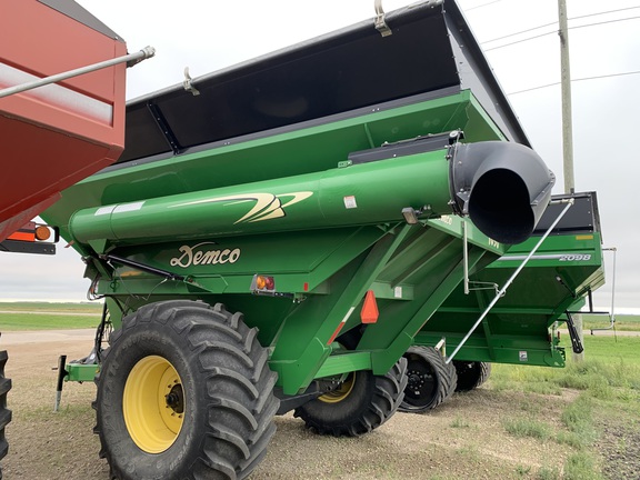 2011 Demco 1050 Grain Cart