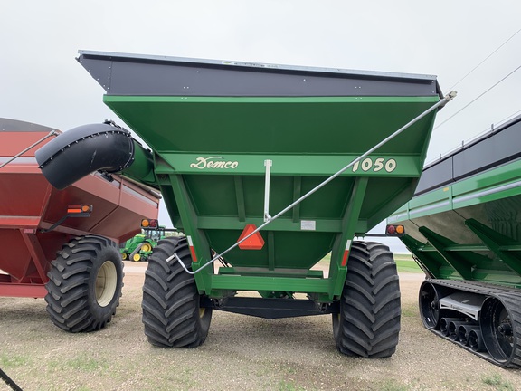 2011 Demco 1050 Grain Cart