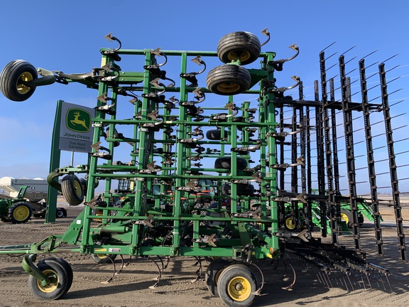 2005 John Deere 2210 Field Cultivator