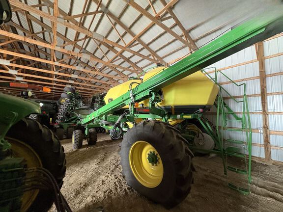 2016 John Deere 1890 Air Seeder