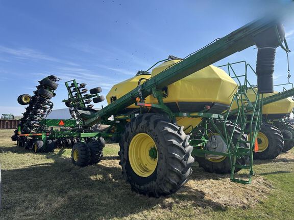 2014 John Deere 1890 Air Seeder