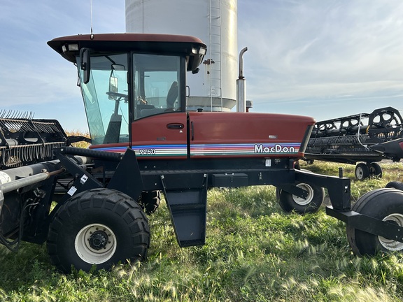 2001 MacDon 9250 Windrower