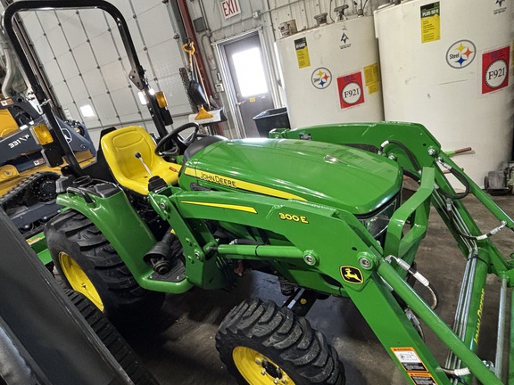 2022 John Deere 3032E Tractor Compact