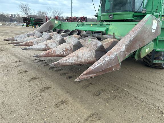 John Deere 643 Header Corn Head