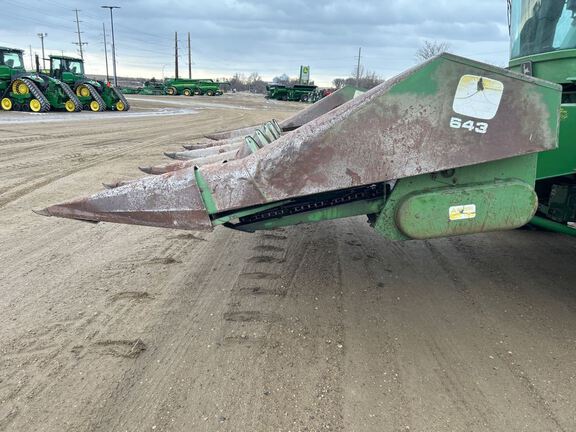 John Deere 643 Header Corn Head