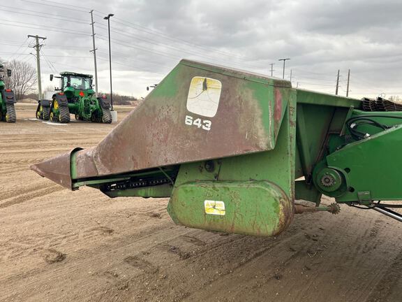 John Deere 643 Header Corn Head