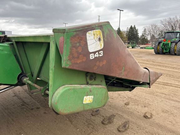 John Deere 643 Header Corn Head